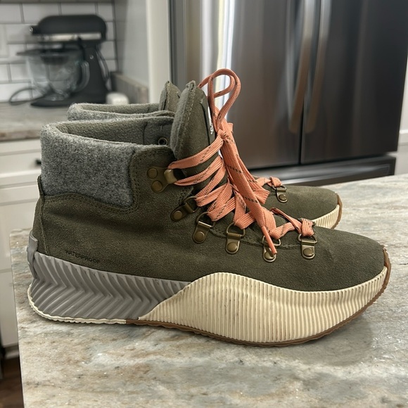 SOREL OUT N ABOUT CONQUEST BOOT
Size 7 NWT green,cream, coral,gray waterproof - Picture 4 of 16